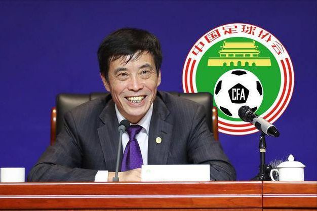 他心里此时已经后悔的想死了，早知道是这样，刚才就直接撞那个保时捷了。